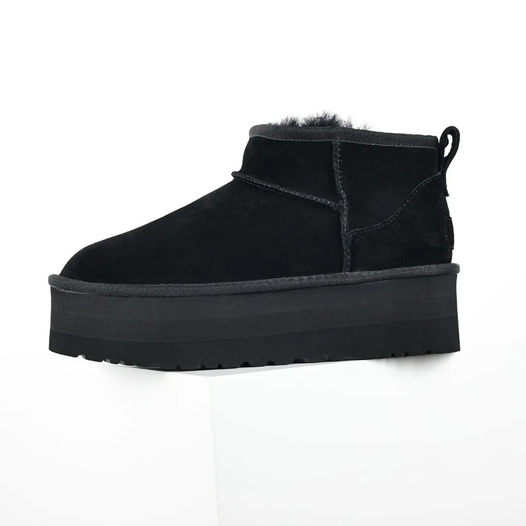 Pick up locally 💰560 Core recommended good price In the new year, uug launched a series of styles, which are partially geared towards the preferences of young consumers and have also moved to the forefront of fashion trends. Shoe body material: water-repellent coated suede upper, 17mm UGGPURE™ implantable wool insole, lightweight non-slip and comfortable rubber outsole, with brand LOGO and trademark, with full packaging Size: 35 36 37 38 39 40